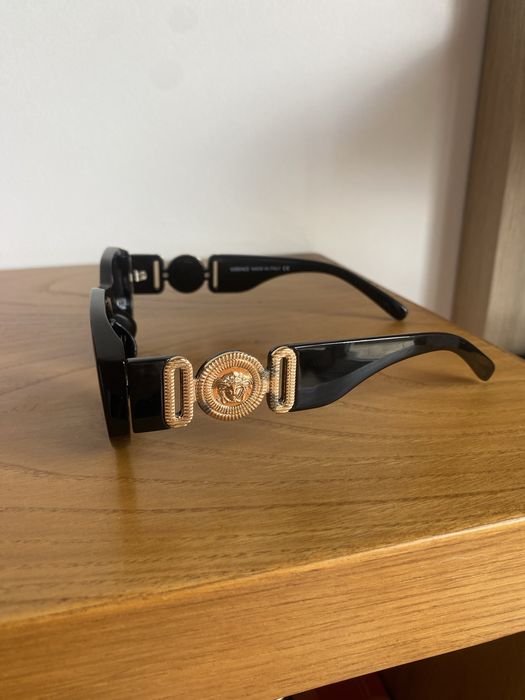 Óculos de sol versage pretos e dourados