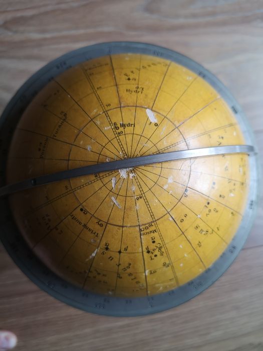 Stary przyrząd nawigacyjny z mapą nieba