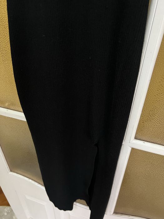 Сукня в рубчик з вирізом на нозі