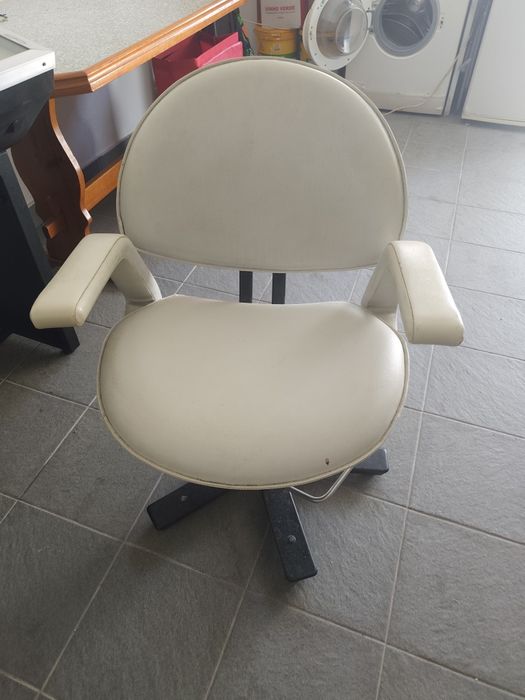 Cadeira de barbeiro branca