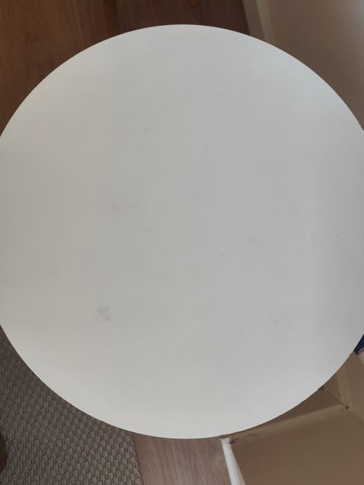 Mesa de apoio com pés em madeira