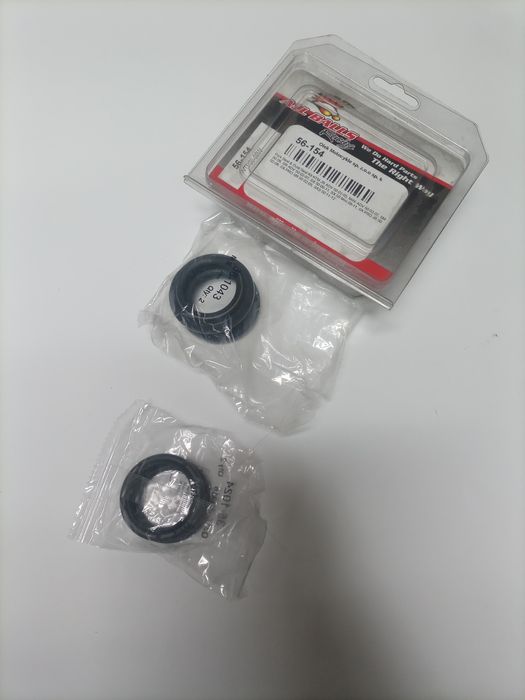 Komplet uszczelniaczy olejowych  KTM wysyłka oryginał