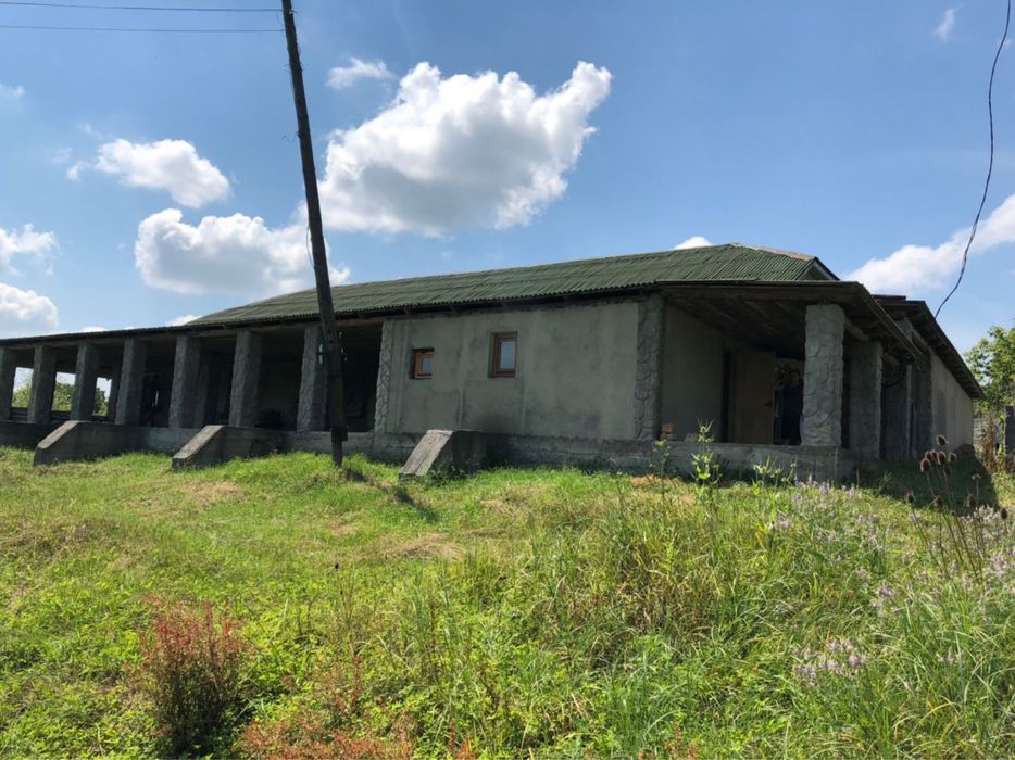 Продається приміщення під бізнес за 30 км від м. Чернівців.