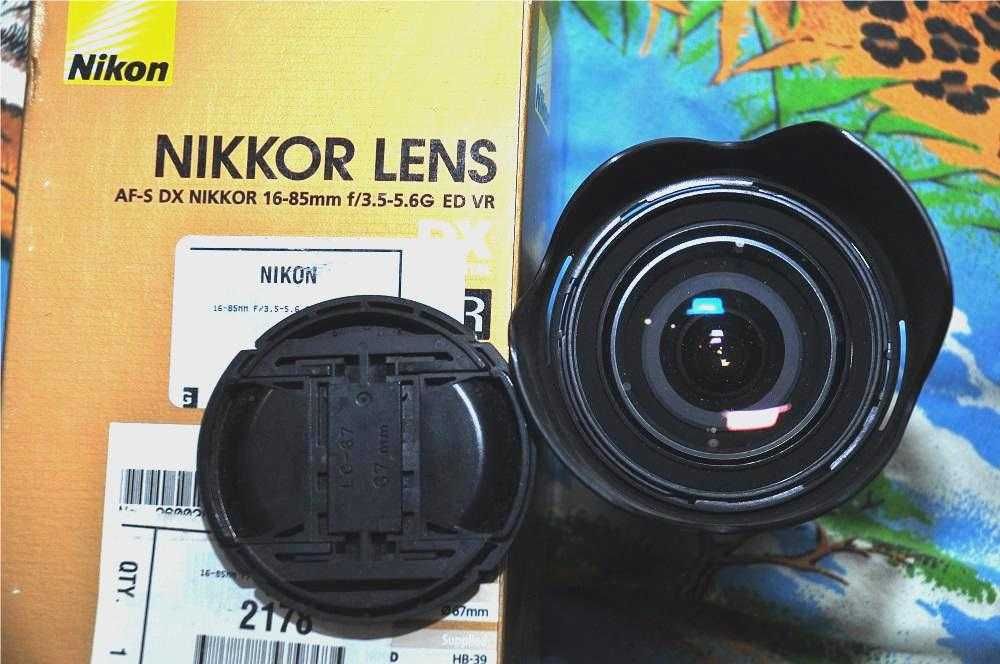 Фотоаппарат Fujifilm Fine pix S 5 pro, объектив Nikkor 16 - 85 ED VR 3,5 - 5,6 G, вспышка Metz 48 AF - 1 for Nikon.