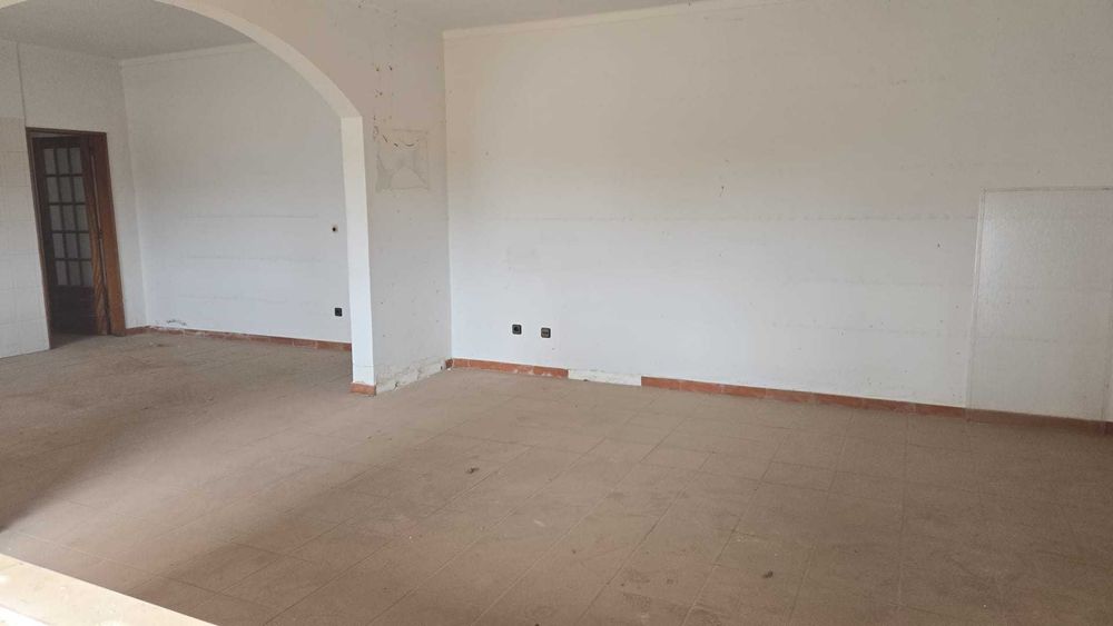 Moradia com cerca de 200m2 - Aldeia Nova