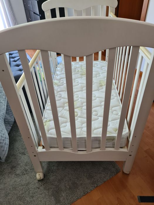 Berço Bebecar Trama com estrado, colchão e extras