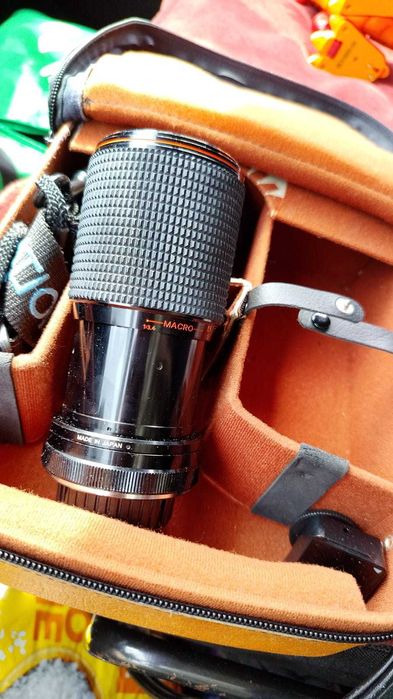 Zestaw fotograficzny vintage – obiektyw Hanimex Macro Zoom + lampa błyskowa + torba