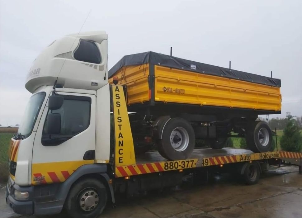 Plandeki, plandeka na przyczepę rolniczą.