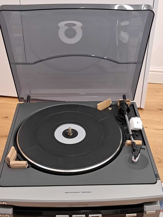 Gramofon z Magnetofonem i kolumnami