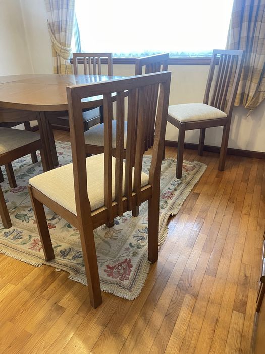 Mesa de jantar extensivel em madeira e 6 cadeiras com estofo