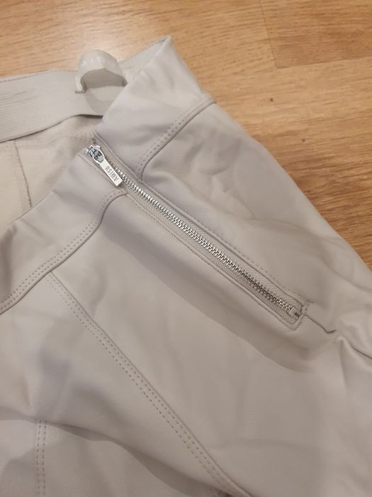 Spodnie beżowe kremowe skóra lateks rurki zasuwane S 36