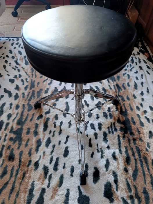 Стілець для барабанної установки