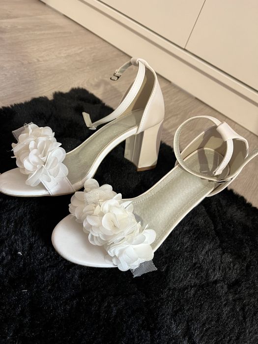 Biale sandałki ślubne