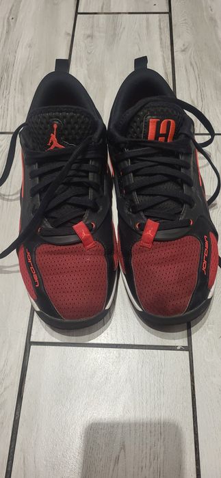 Nike Jordan Heir w kolorystyce czarno-czerwonej.