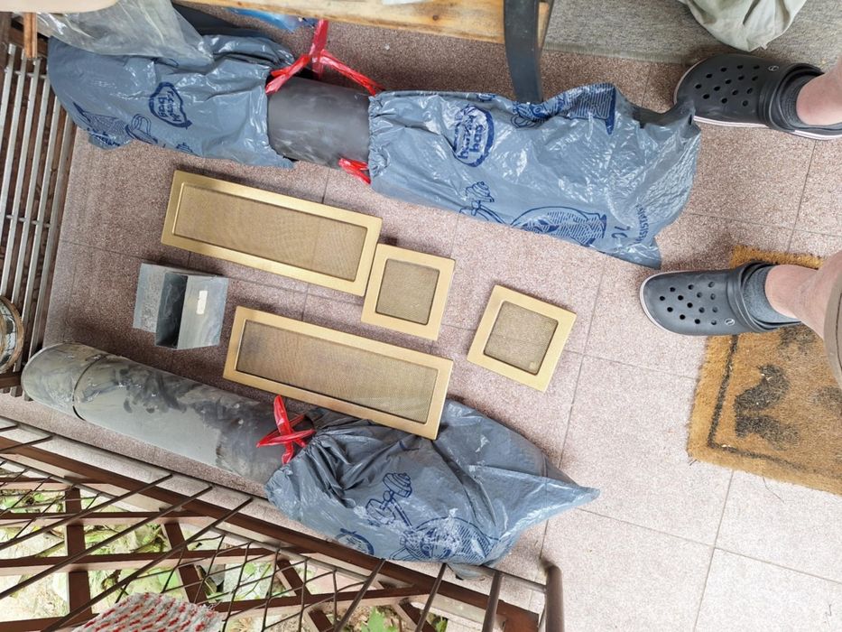 Kominek z rurami i dotatkami