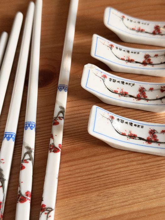 Ceramiczne pałeczki do sushi 7 sztuk + 4 podstawki
