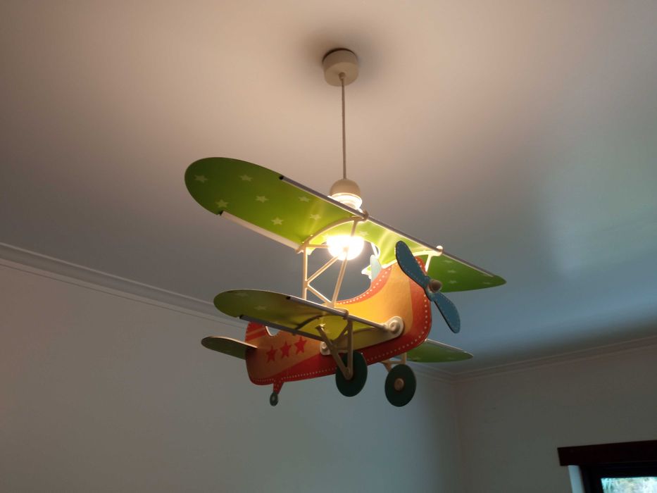 Candeeiro para quarto de criança, em forma de avião