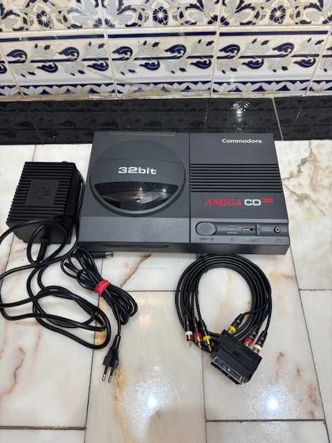 Commodore Amiga CD32 – Clássico do Retro Gaming em Estado Impecável