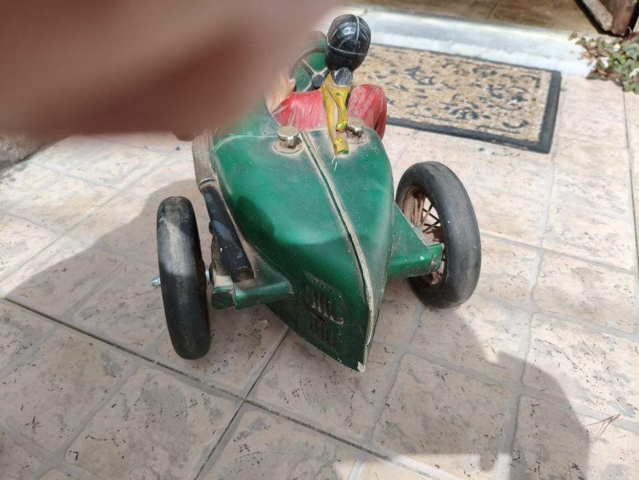 Modelo de carro de corrida artesanal dos anos 1950