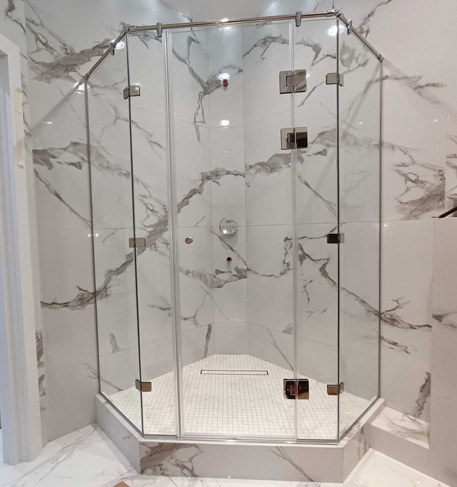 Нестандартные стеклянные душевые кабинки и перегородки