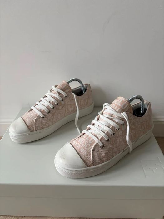 Sneakersy Love Moschino pudrowy róż | logowane trampki premium