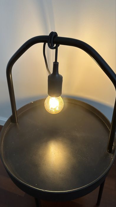 2 mesas de cabeceira com luz