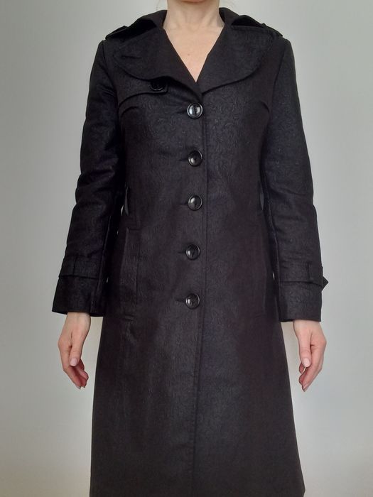 Czarny płaszcz Monton r.36, taliowany