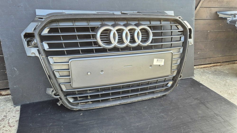Atrapa chłodnicy GRILL PRZÓD Audi A1 8X0 10-14 OE ORYGINAŁ CARBON