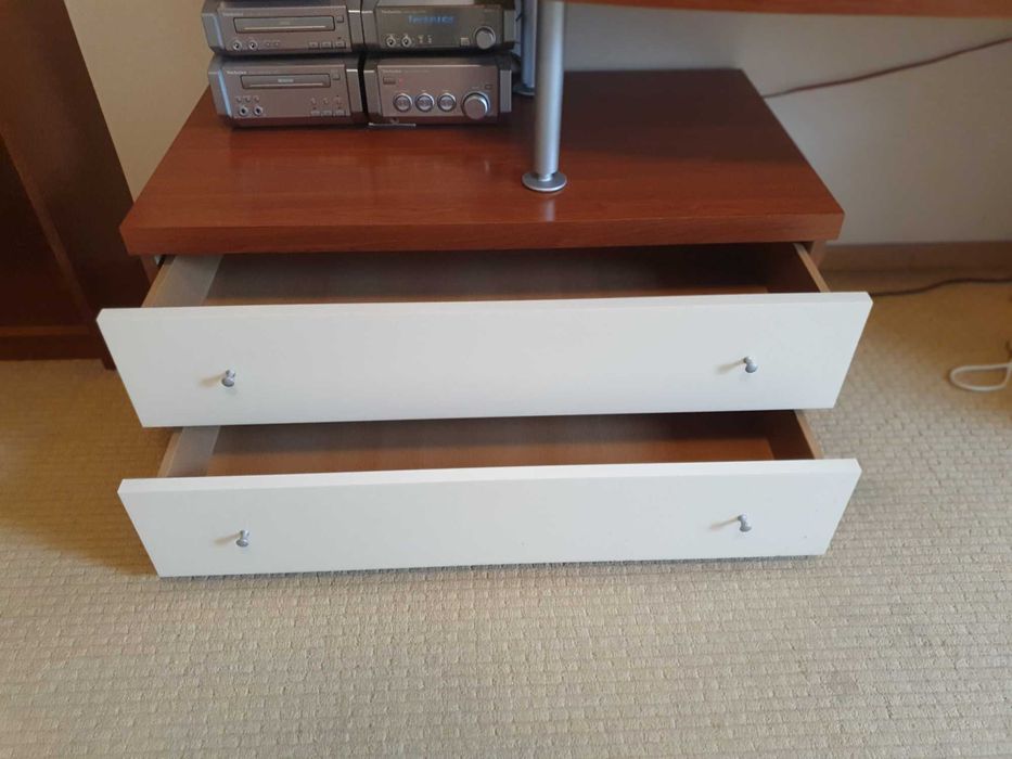 Toaletka z lustrem w kolorze wiśniowym