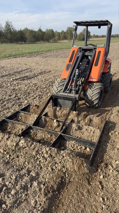 Usługi ładowarką, niwelatorem, glebo. separacyjną, koparką łańcuchową