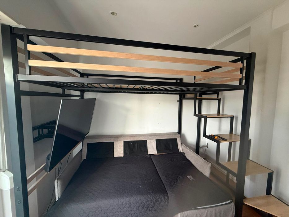 Cama alta em metal com escada