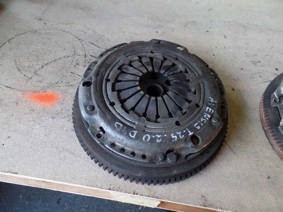 Lis5 Sprzęgło dwumasowe docisk + tarcza toyota avensis t25 2.0d4d