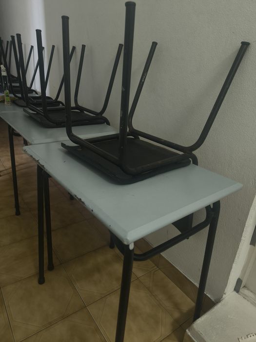 Mesas e cadeiras escolares