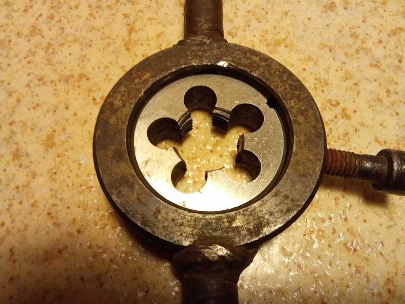 Плашка G 1/2“ с плашкодержателем