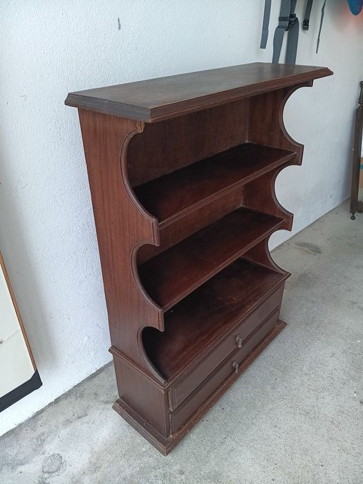 Móvel com prateleiras