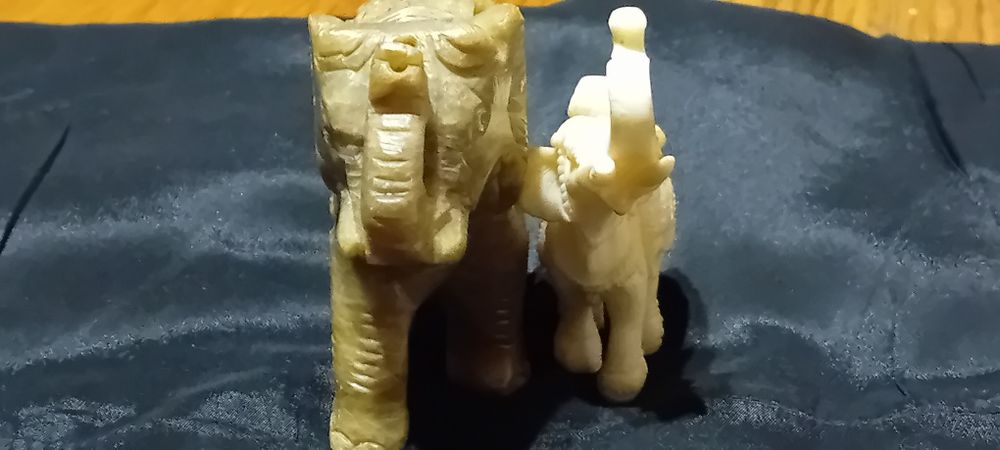 Figurka slonia z jadeitu lub onyksu + 1 dodatkowy