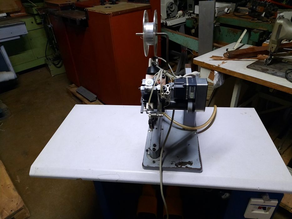 Máquina de meter fita e rebater