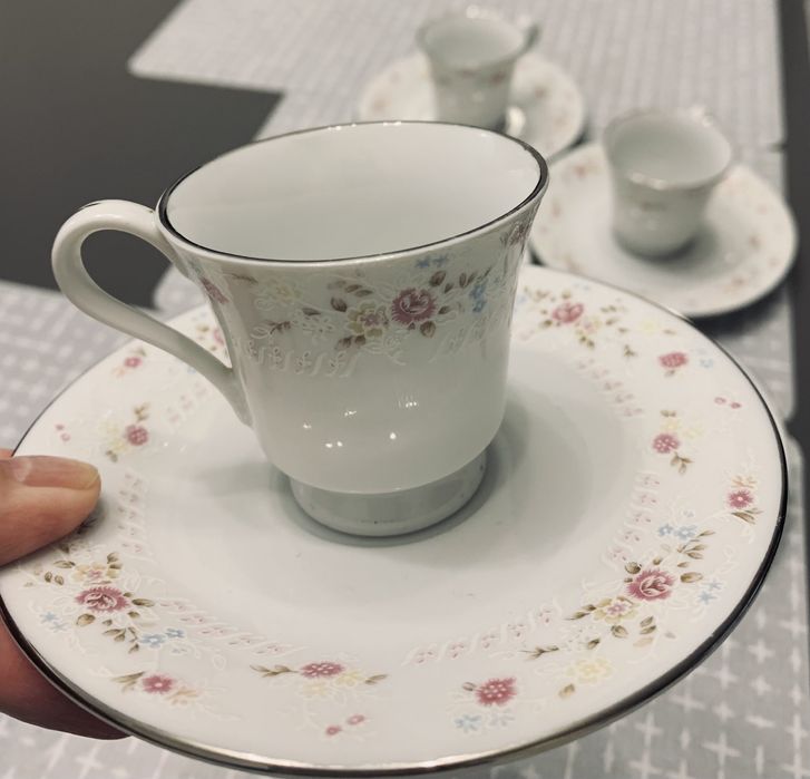 Фарфоровая кофейная чашка с блюдцем