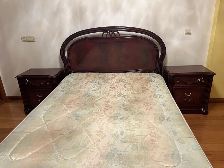 Cama com mesas de cabeceira