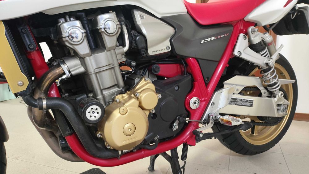 Honda CB 1300SA (Red Frame)