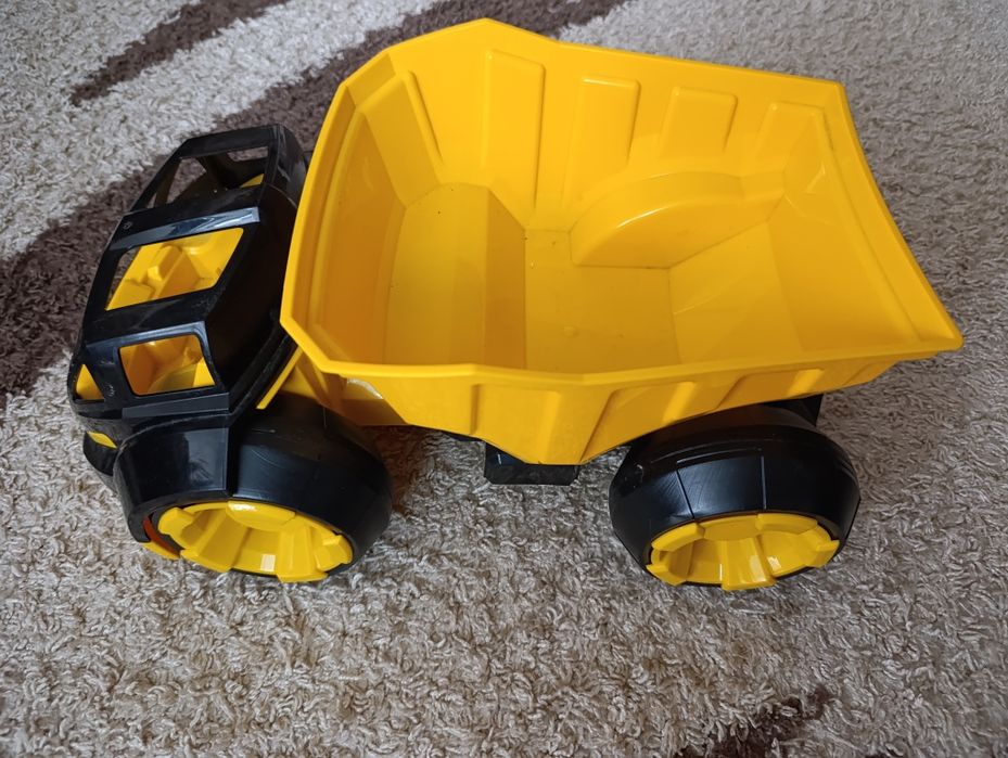 Игрушечные машинки.