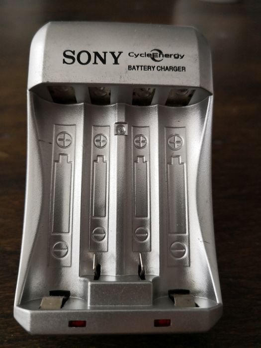 Mała kieszonkowa ładowarka SONY CycleEnergy.
