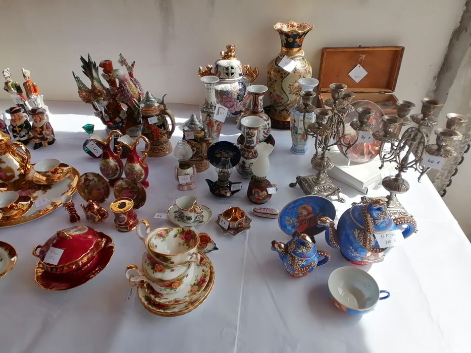 Várias antiguidades e artigos de decoração