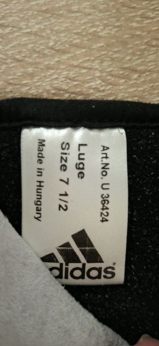 черные перчатки Adidas с белыми деталями