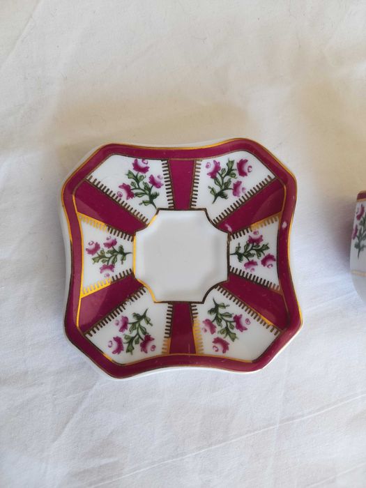 Conjunto chávena e pires antigo de porcelana