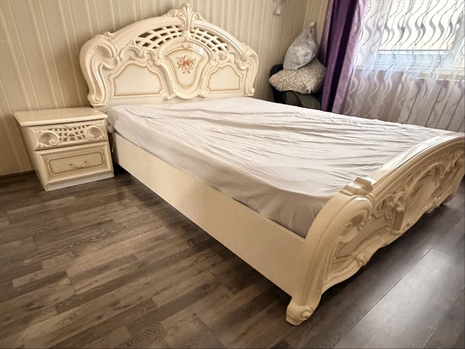 Спальня в сборе,матрас ,двухспальная кровать ,шкаф,тумба