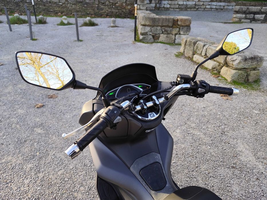 Vendo Honda PCX 125 com Topcase e pneus novos