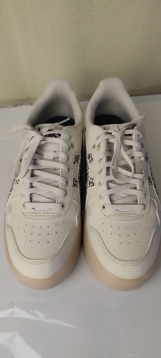 Жіночі кросівки нові