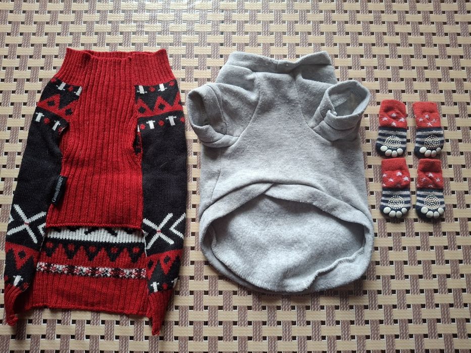 Свитер, кофточка и носочки для собак, котов
