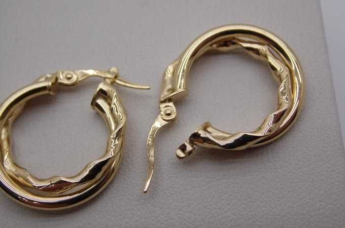 Złote kolczyki splecione koła.